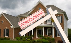 Homeowner receiving guidance on foreclosure notices